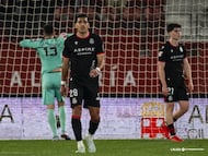 Ojeda, Hinojo y Badía se lamentan sobre el césped.