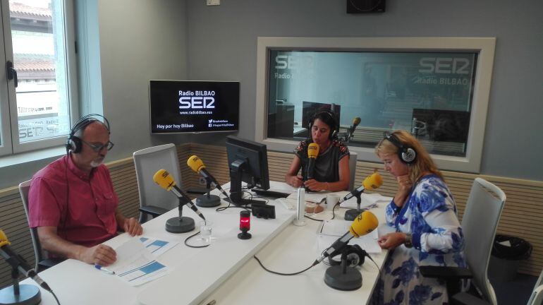 La diputada Teresa Laespada y el director de Berriztu, Luismi Uruñuela con Azul Tejerina durante su entrevista en Hoy por Hoy