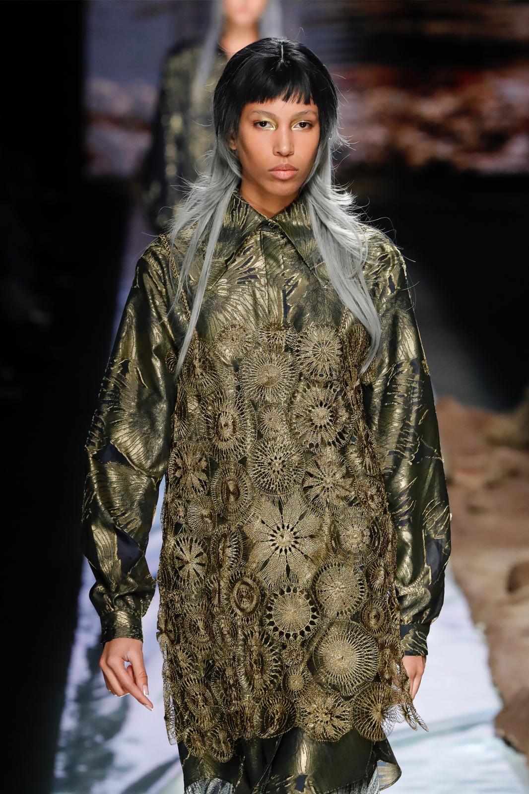 Uno de los diseños del artesano rosetero Antonio Emilio Betancor en la Mercedes Benz Fashion Week Madrid.