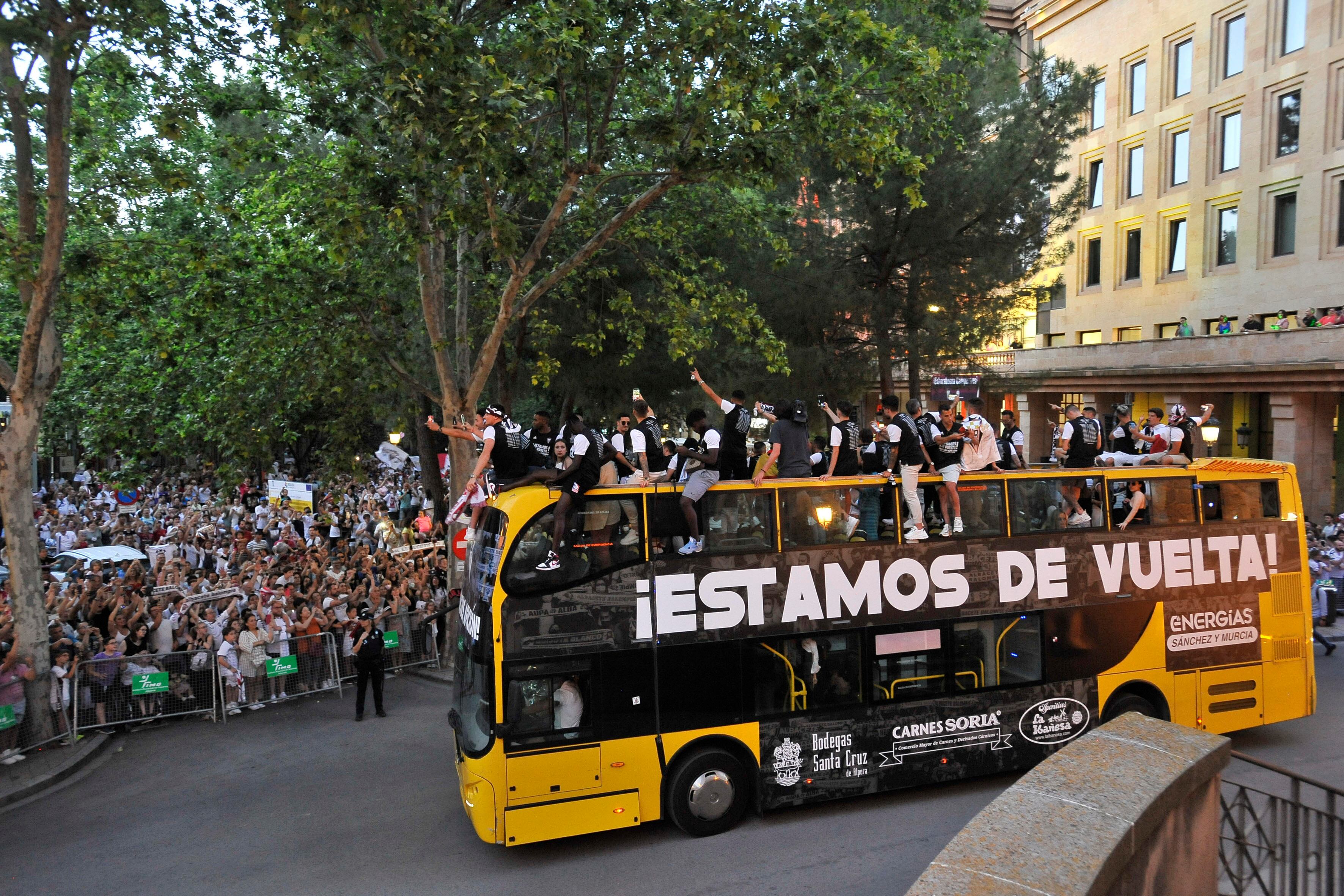 Albacete, 13/06/2022.- Los jugadores del Albacete celebran hoy lunes por las calles de la capital manchega el ascenso del equipo a la Segunda División de fútbol. EFE / Manu.
