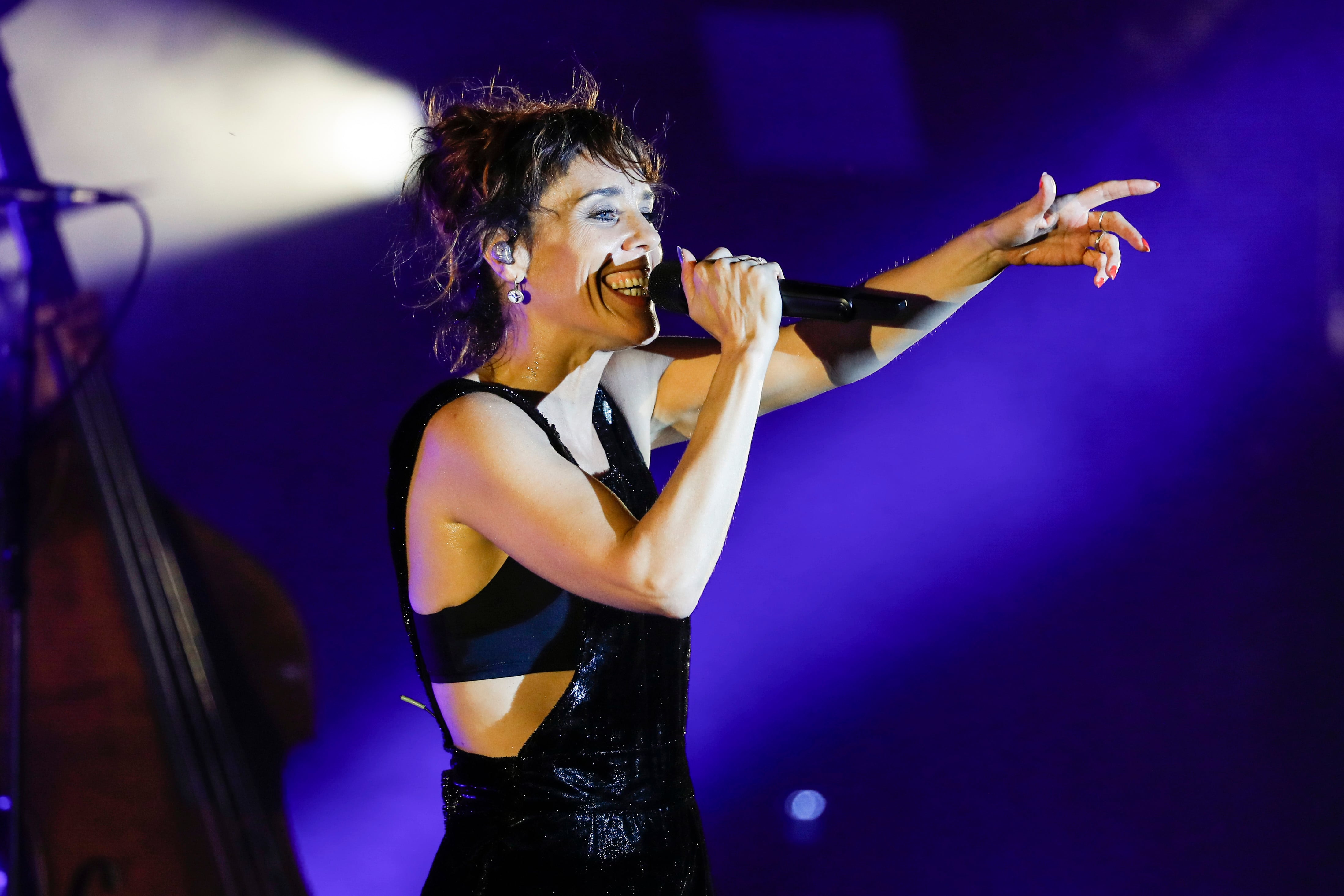 LANUZA (HUESCA), 29/07/2023.- La cantante francesa Zaz durante su actuación en el festival Pirineos Sur, cuya XXX Edición finaliza hoy sábado tras celebrarse durante todo el mes en el escenario flotante del embalse de Lanuza, en el Pirineo oscense. EFE/Javier Cebollada
