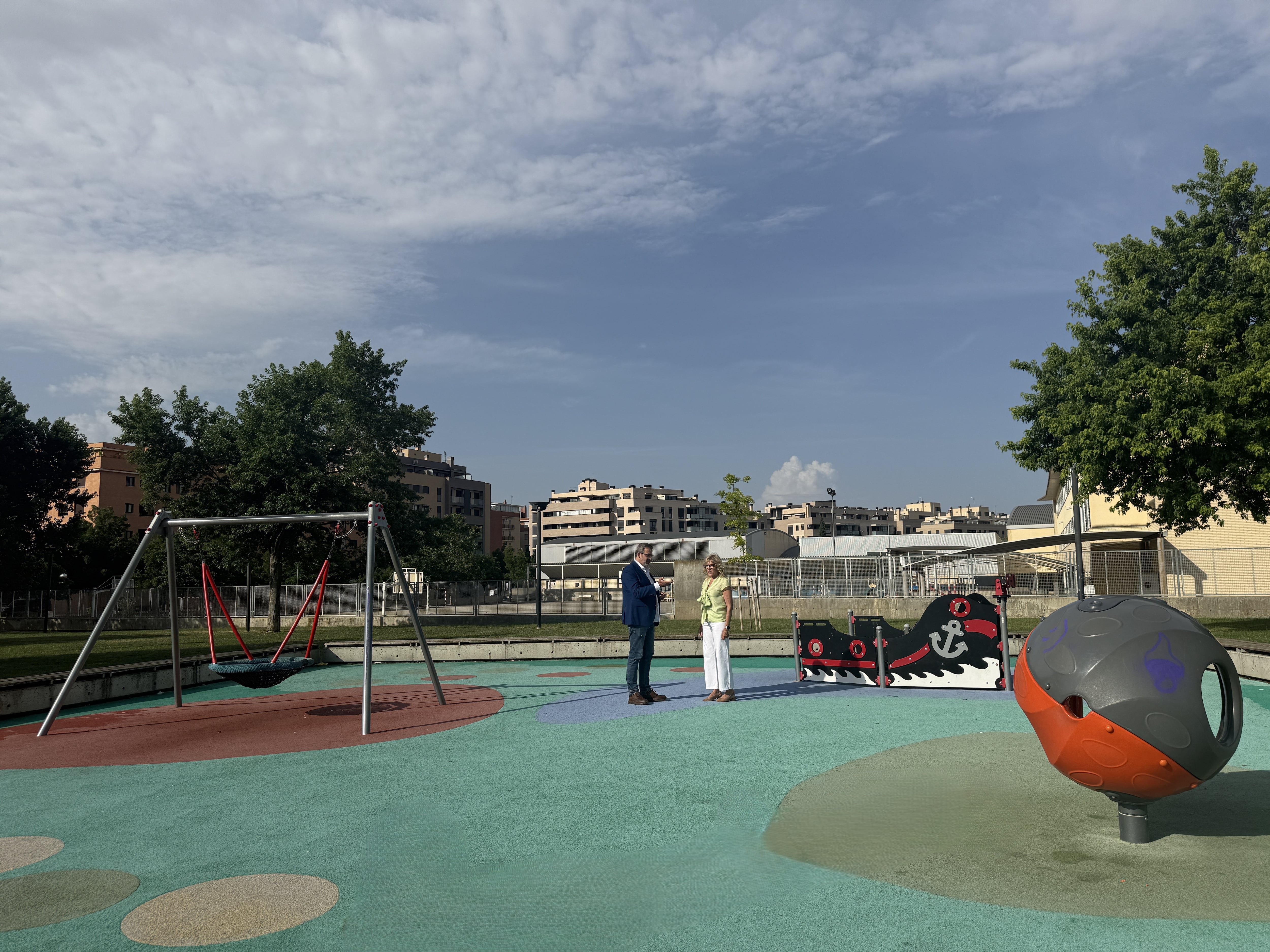 Roberto Cacho y Silvia Salazar en un parque infantil de Huesca