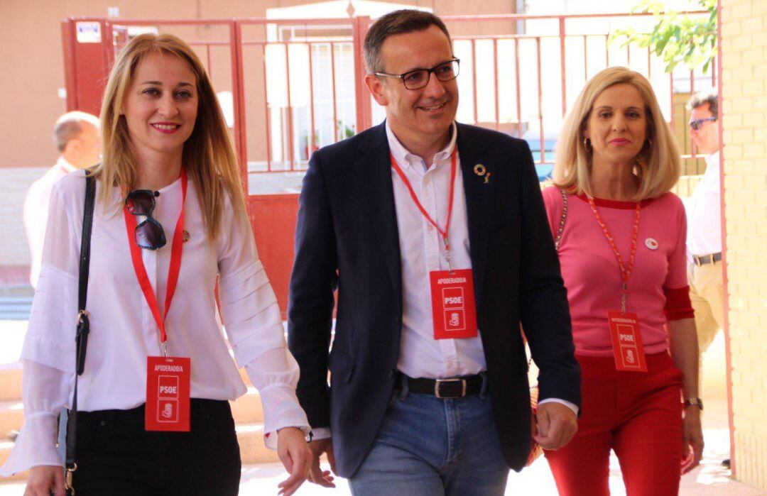 Diego Conesa entrando a uno de los colegios electorales durante la jornada del 26M