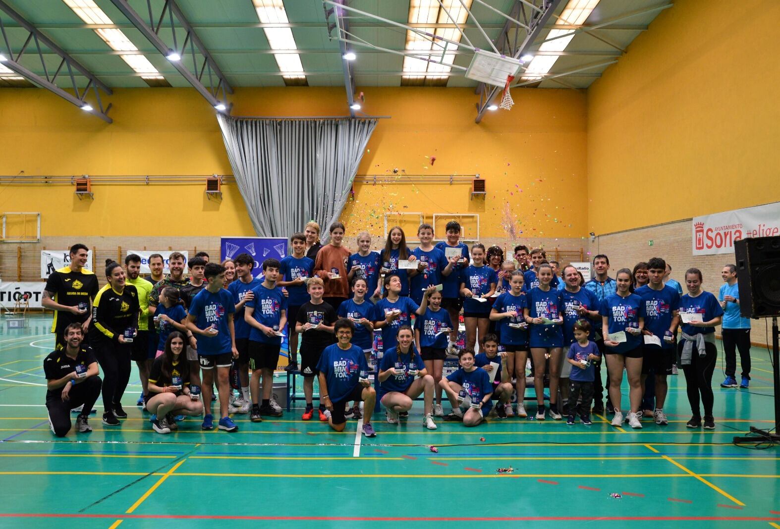 Los ganadores del XIX Torneo Popular de Bádminton.