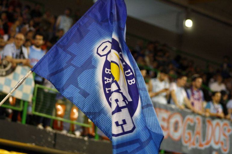 La bandera del Club Ourense Baloncesto, en una de las gradas del Pazo, bien arropada por aficionados