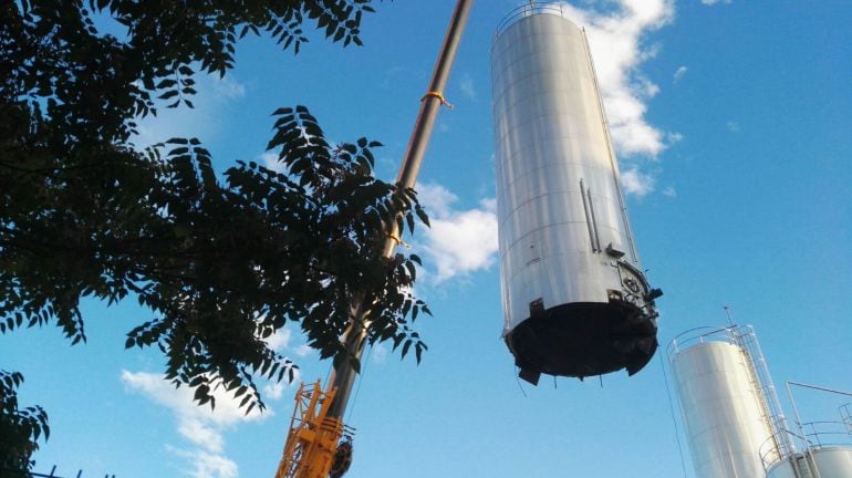 La grúa retira uno de los silos de Lauki