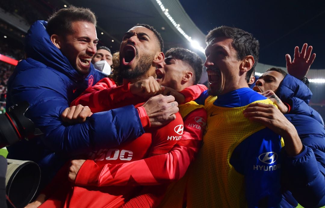 Los jugadores del Atlético celebran la remontada