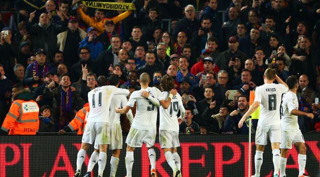 Los jugadores del Real Madrid celebran el 1-2 obtenido en el tramo final del partido del Camp Nou en la 2015-2016