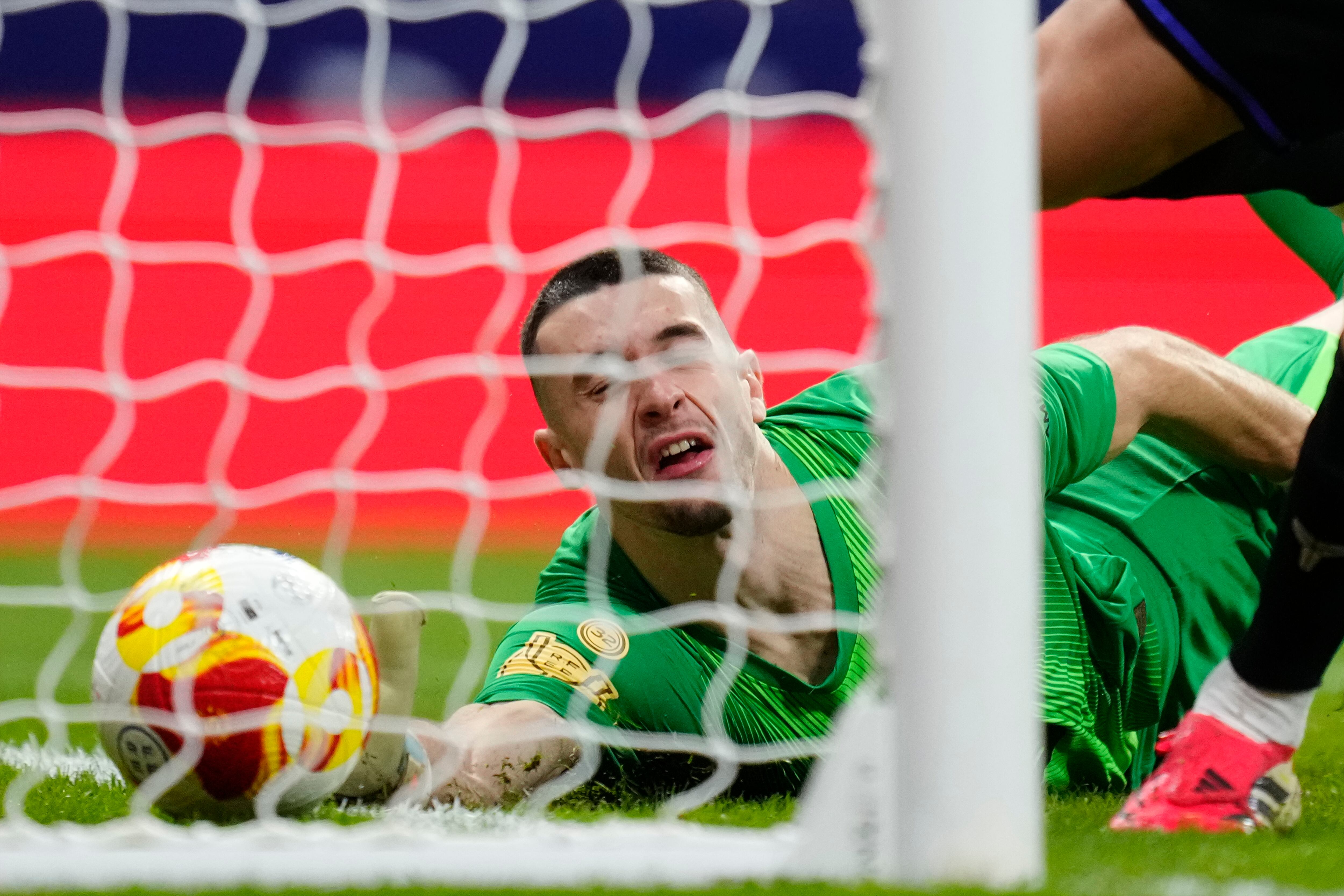 Momento 'tierra trágame' de Joan García: el fallo del portero del Barça para el 1-0 atlético