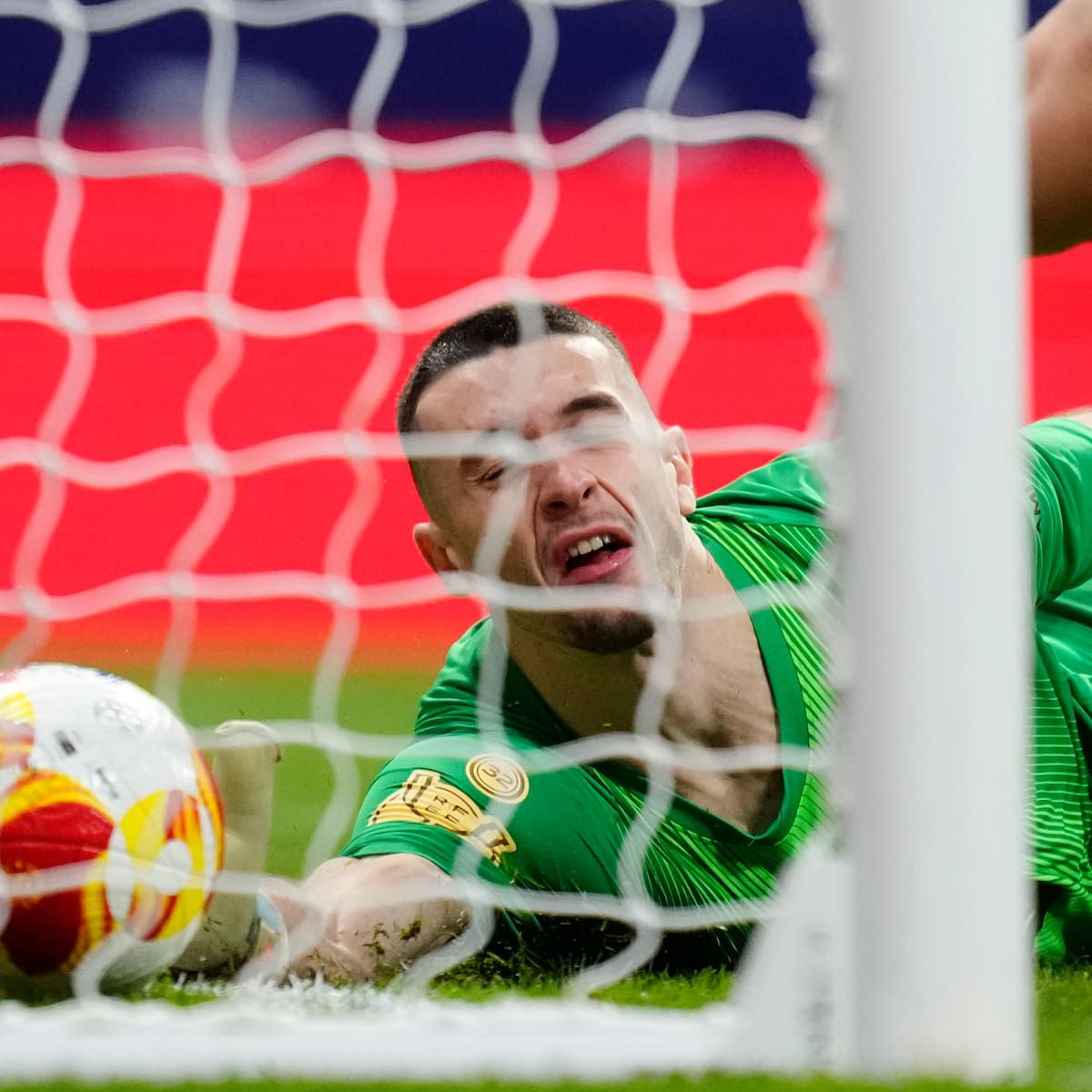 Momento 'tierra trágame' de Joan García: el fallo del portero del Barça para el 1-0 atlético