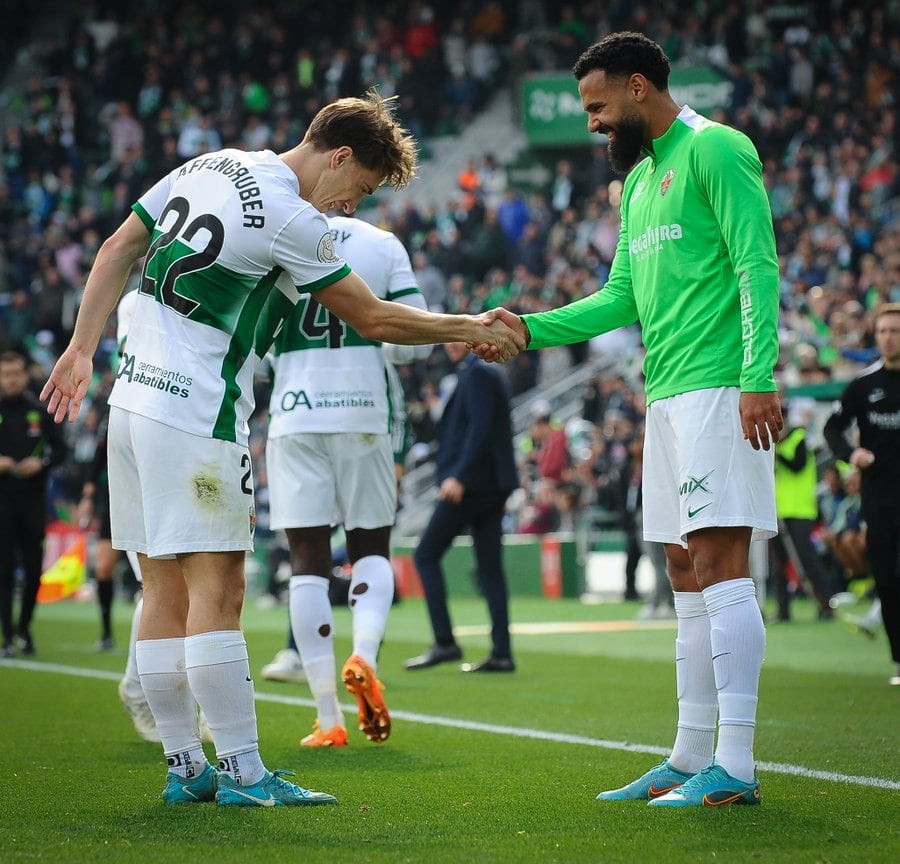 Los jugadores del Elche Affengruber y Mourad se saludan durante un partido