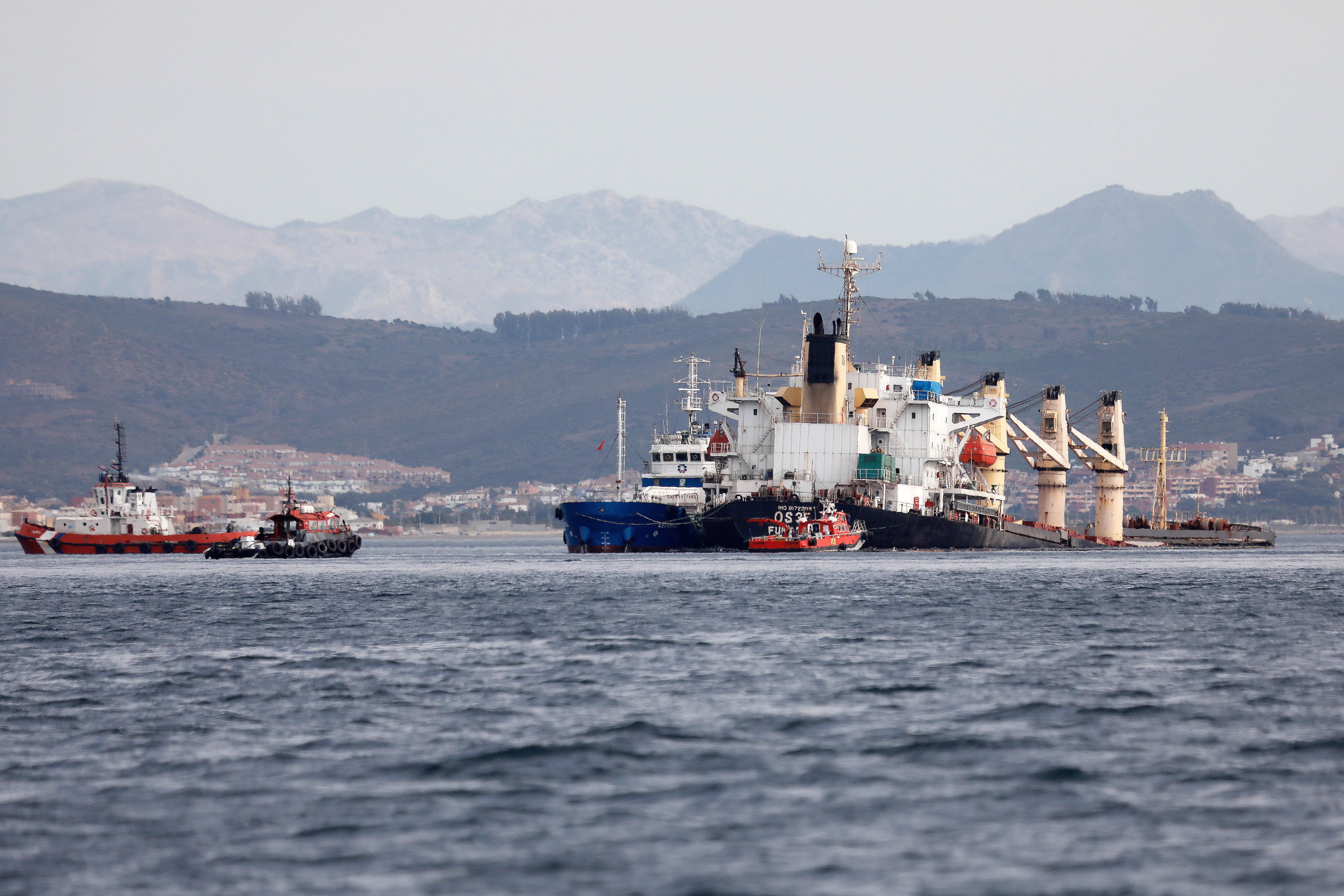 Las tareas de bombeo que comenzaron este viernes en el buque OS35, el carguero que colisionó el pasado lunes en la Bahía de Algeciras y que permanece varado frente a la cara este de Gibraltar, se han mantenido de forma continua durante la noche.