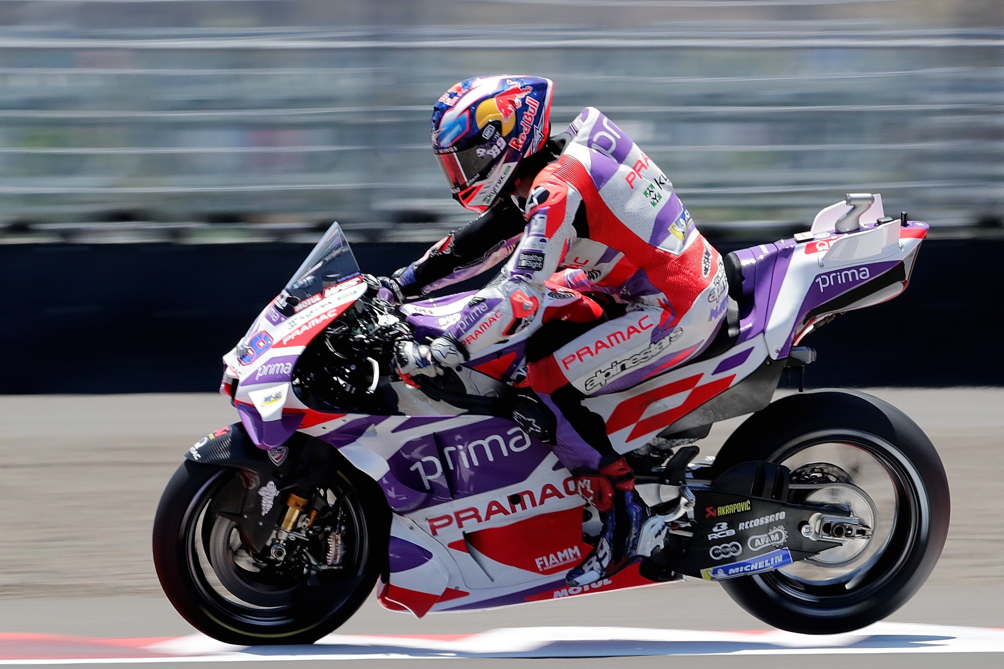 -FOTODELDÍA- Lombok (Indonesia), 14/10/2023.- El piloto español de MotoGP Jorge Martín (Prima Pramac Racing), en acción durante la sesión de calificación del Gran Premio de Indonesia en el circuito Pertamina Mandalika, en la isla Lombok, Indonesia. EFE/ADI WEDA
