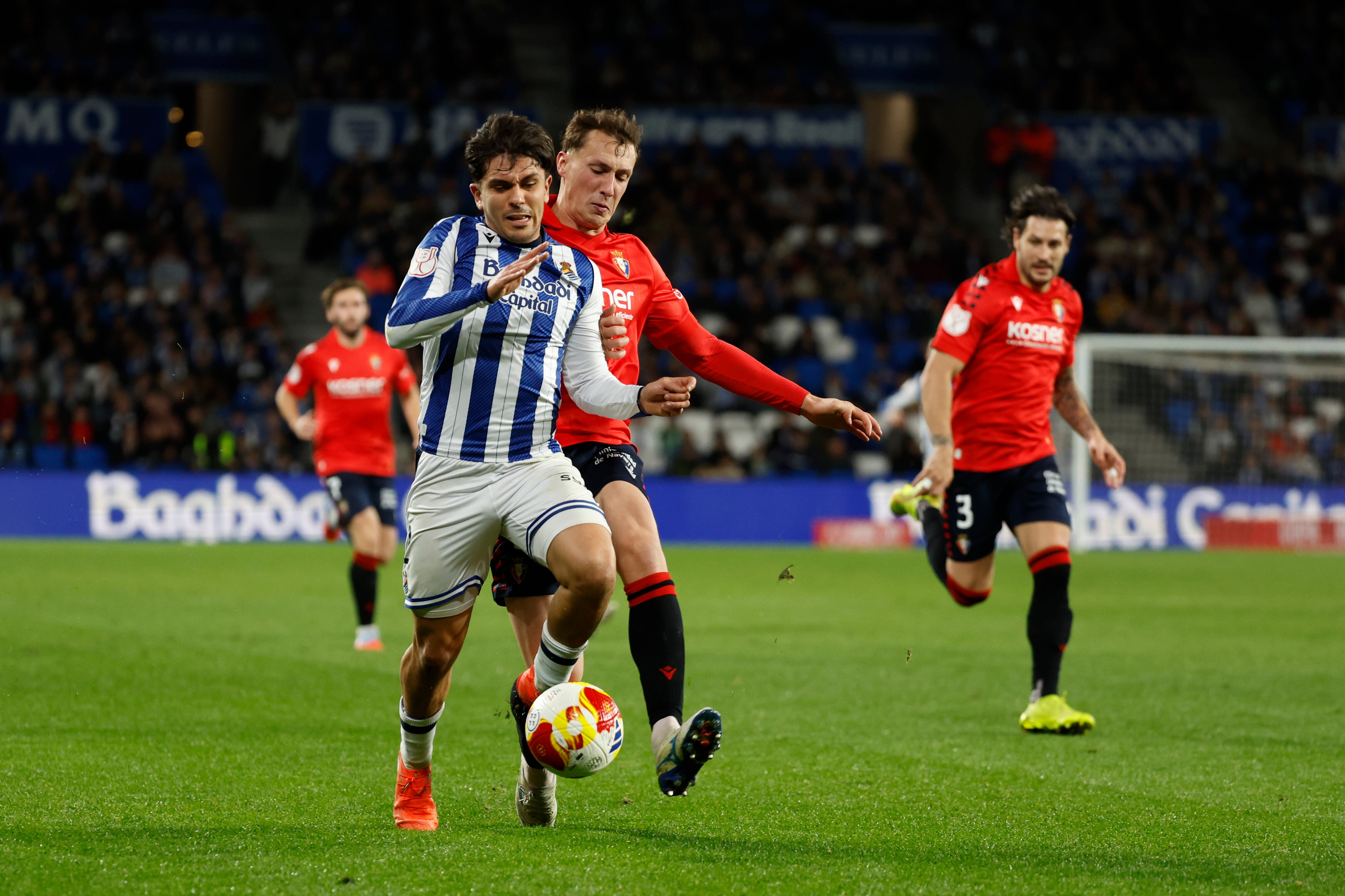 Jorge Herrando disputa un balón con Aramburu en el último enfrentamiento entre Osasuna y Real Sociedad