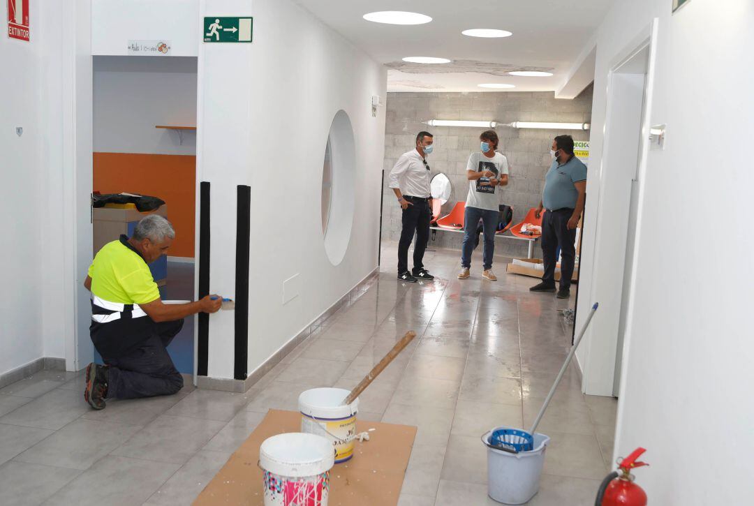 El alcalde de Teguise, Oswaldo Betancort, y el concejal de Eduación, Javier Díaz, visitando la Escuela Infantil de Teguise.