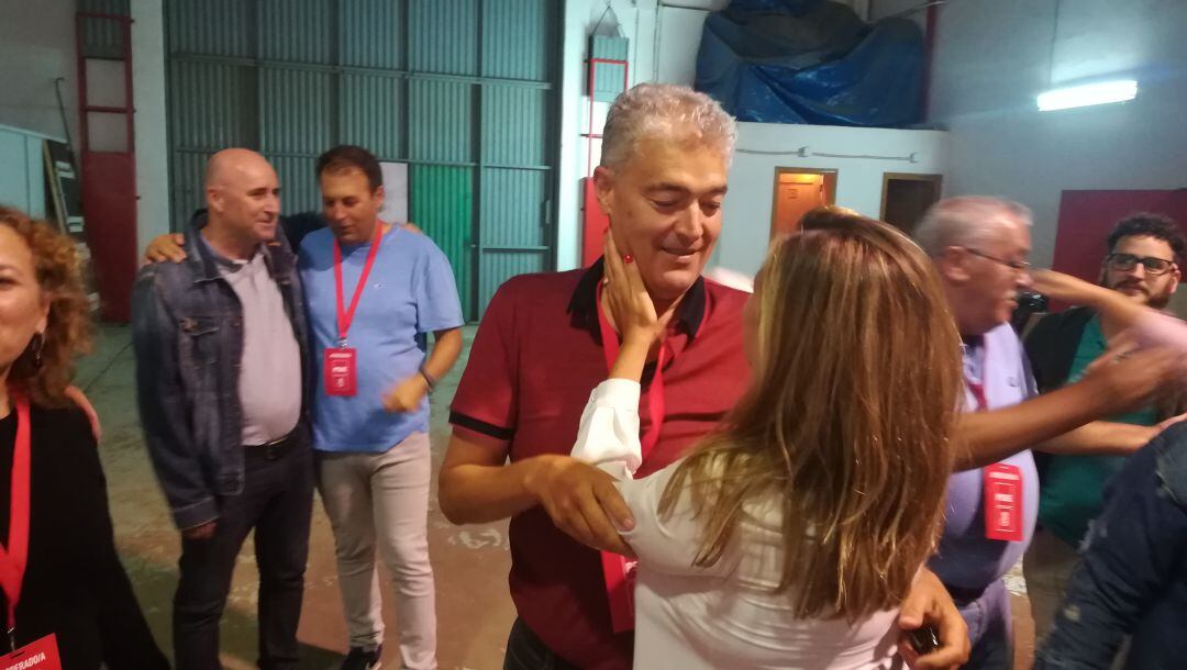 José Juan Cruz en la noche electoral del 26M felicitado por María Dolores Corujo, secretaria general del PSOE en Lanzarote.