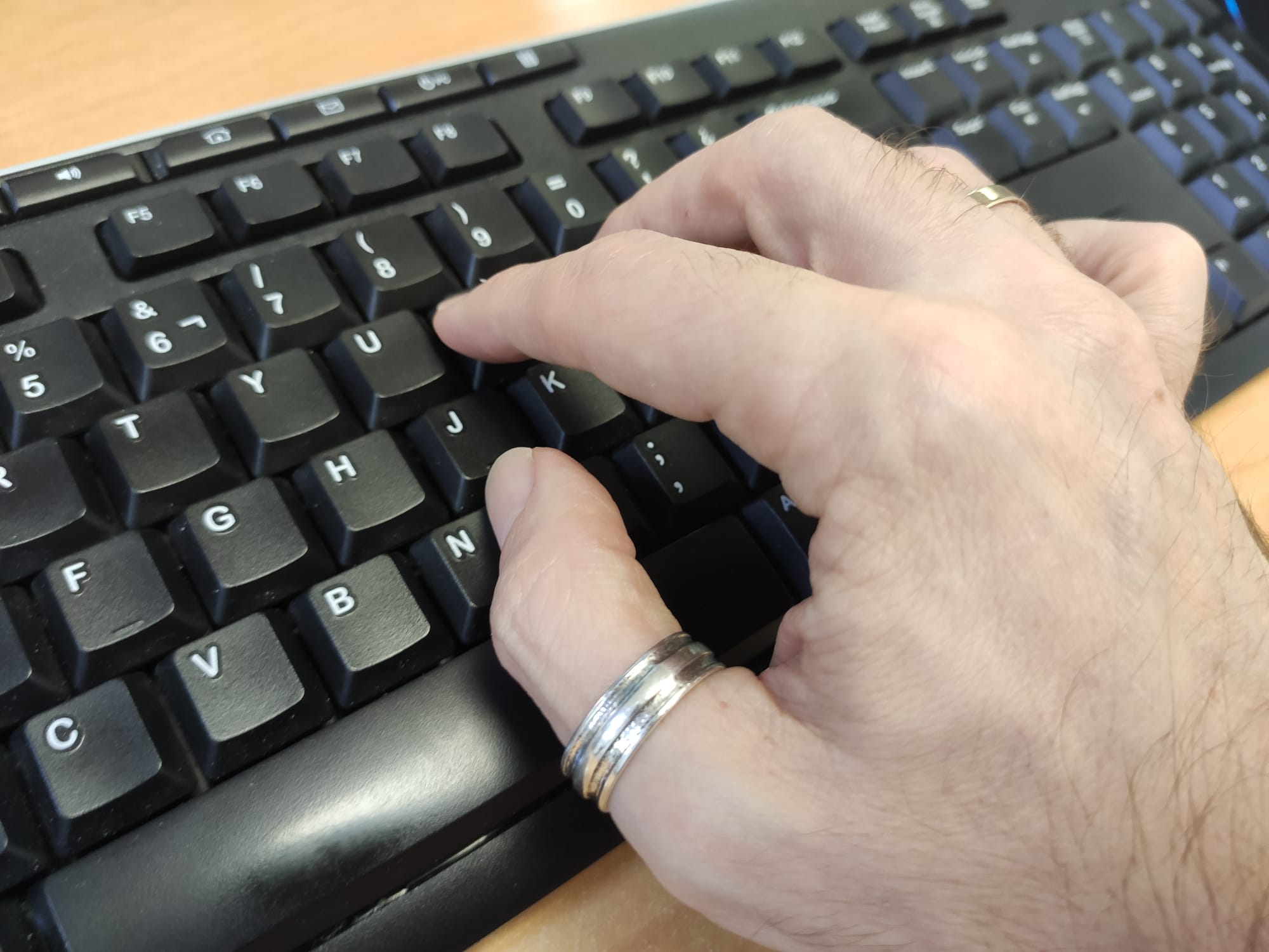 Un teclado de ordenador en el que teclea una persona