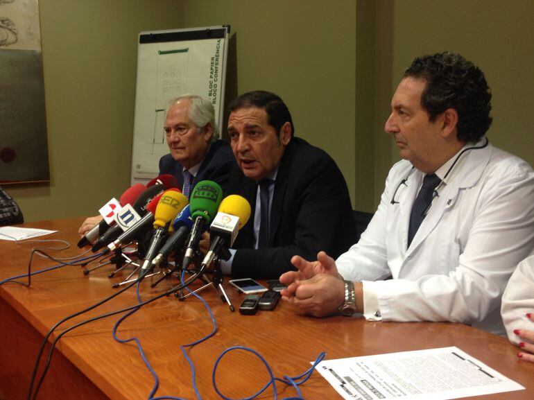 El consejero de Sanidad comparece junto al gerente del Hospital y el delegado territorial de la Junta