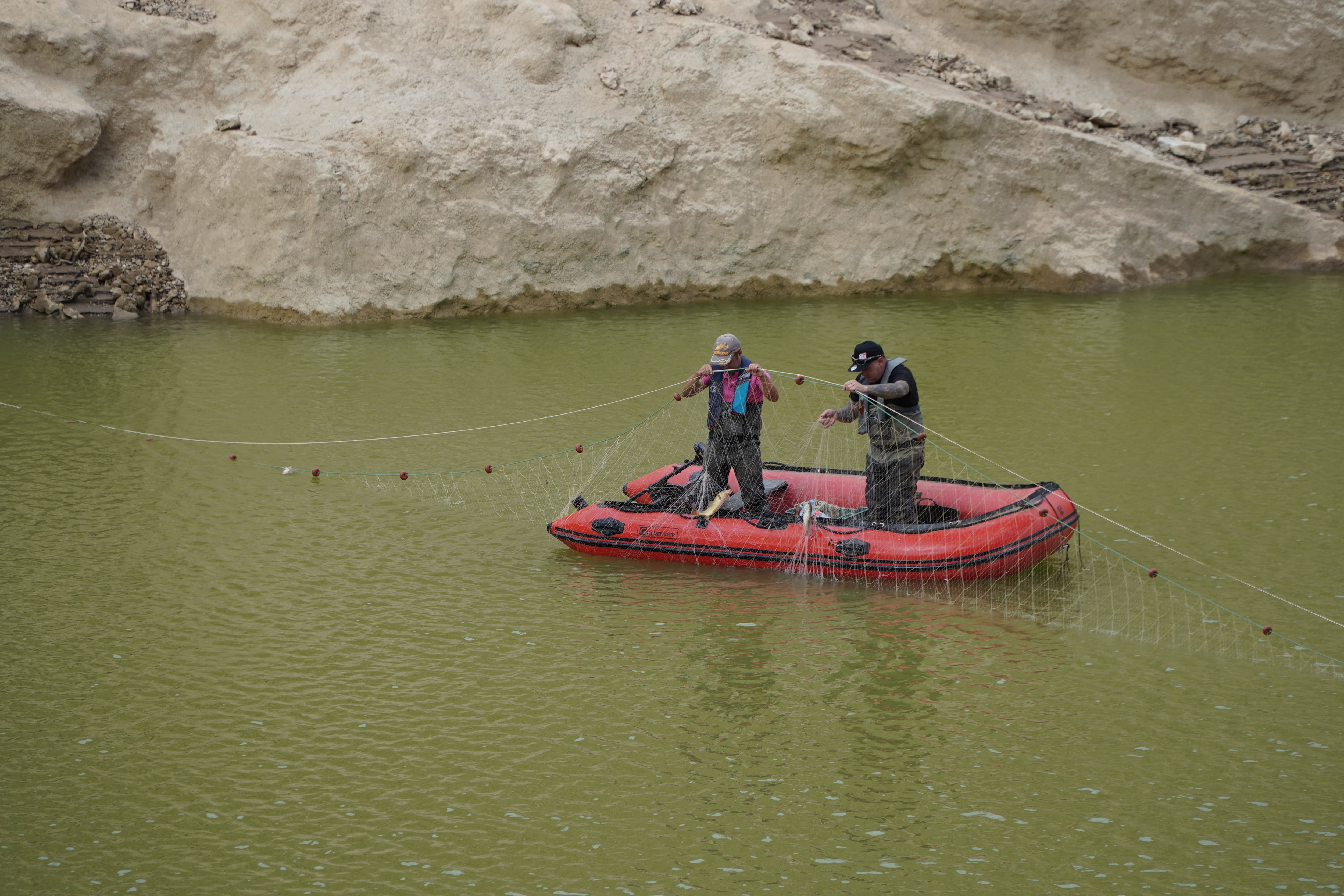 La CHJ realiza despesques selectivos en el embalse de Ulldecona