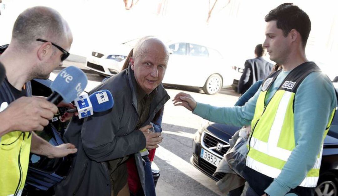 Paco Sanz, conocido como el hombre de los 2.000 tumores, a su llegada a los juzgados de Llira en marzo de 2017