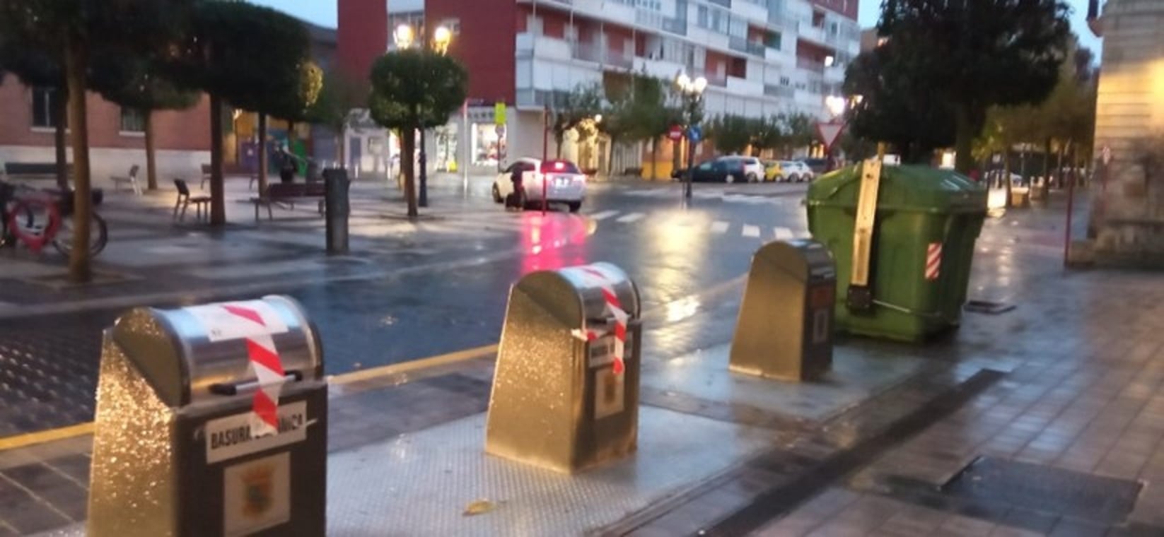 Contenedores precintados en la calle Mayor Antigua