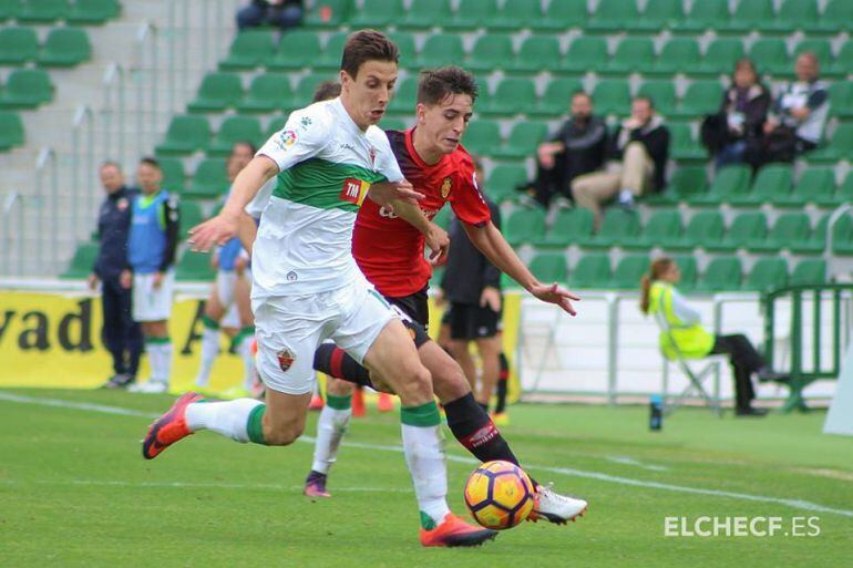 Guillermo intenta zafarse de la marca de un jugador del Real Mallorca