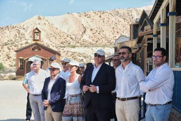 Visita a las obras de ampliación del parque MiniHollywood de Almería.