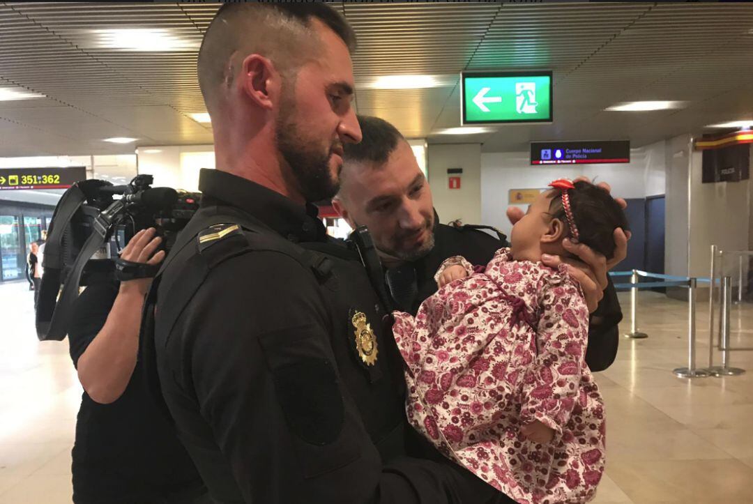 Delfín y Alejandro, los dos policías, junto a la pequeña Sofía