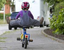 Una niña conduce una bici por la calle