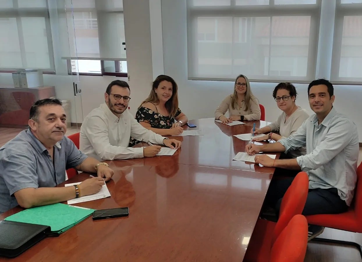 Alcaldes y alcaldesas de los municipios de Daimús, Miramar,  Bellreguard, Piles y concejal de Guardamar de la Safor firmando el acuerdo.