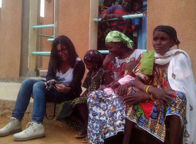 Àngels Barceló enseña a unas mujeres de Sahel las fotos de su cámara