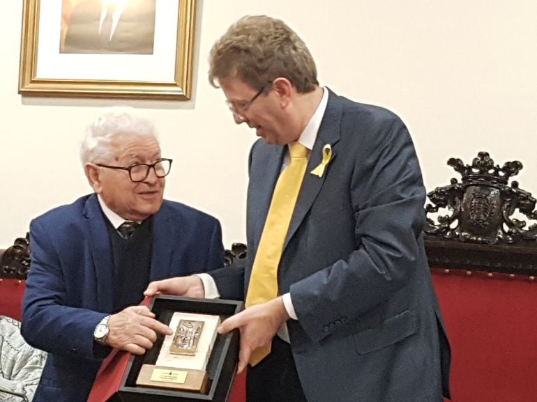 L&#039;alcalde de Tortosa, Ferran Bel, entrega al músic i professor Enric Cortés el Premi &quot;Mestre de Mestres&quot;.