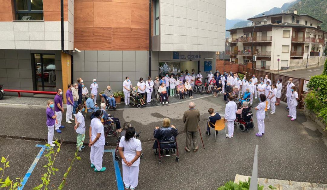 Residents i personal sanitari del Cedre mantenint un minut de silenci el passat 2 de juny amb motiu del dol nacional per les víctimes de la Covid. La residència acull des d&#039;aquest dijous de nou visites de familiars amb fortes restriccions per evitar rebrots en un dels espais més castigats per la pandèmia.