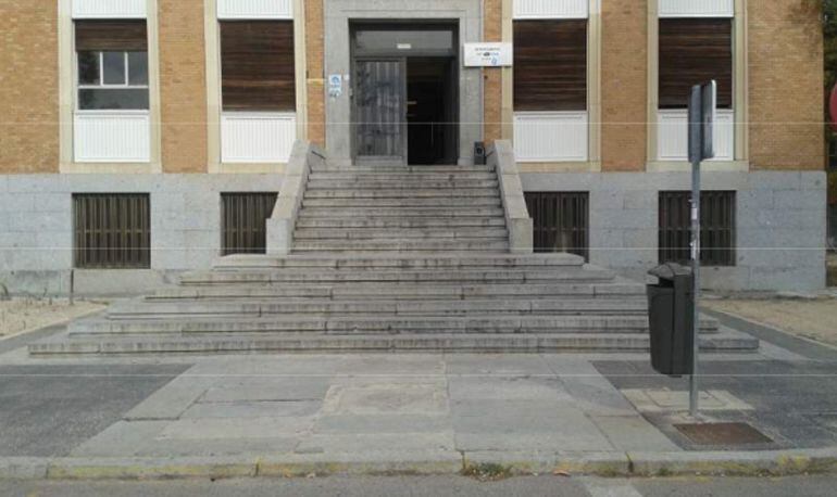 Foto de la entrada a la Facultad de Medicina sin adaptación para personas con discapacidad