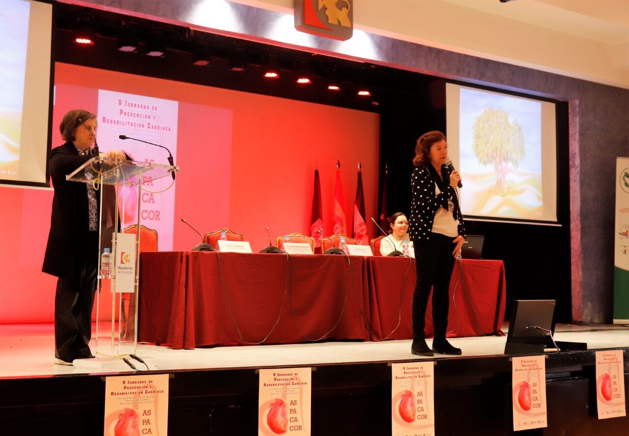 La enfermera cordobesa responsable de la consulta de Salud Sexual del Reina Sofía, Carmen Jurado, en un momento de su intervención, acompañada (a la izquierda de la imagen) por la también enfermera y vocal de ASPACACOR, Mercedes López-Pardo.