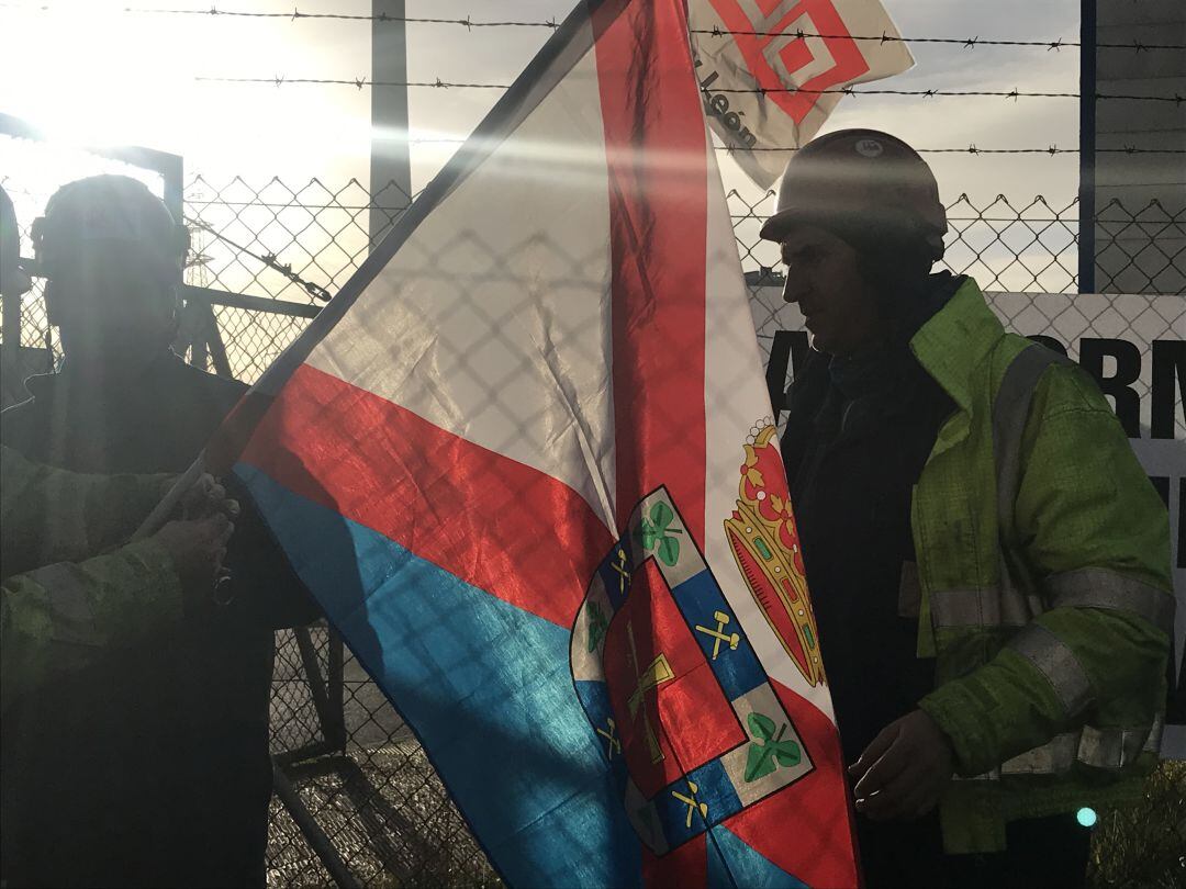 Los operarios de Endesa en una de las protestas a las puertas de la central de Compostilla