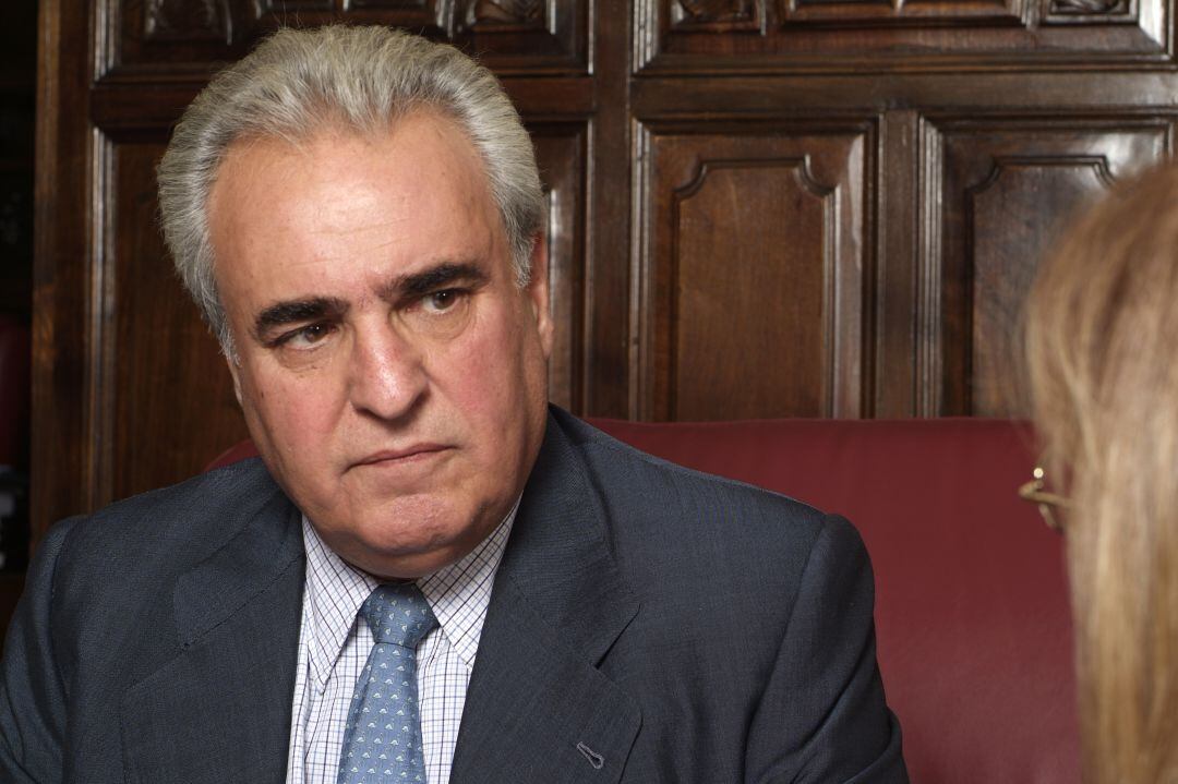 El exministro Enrique Múgica, durante una entrevista