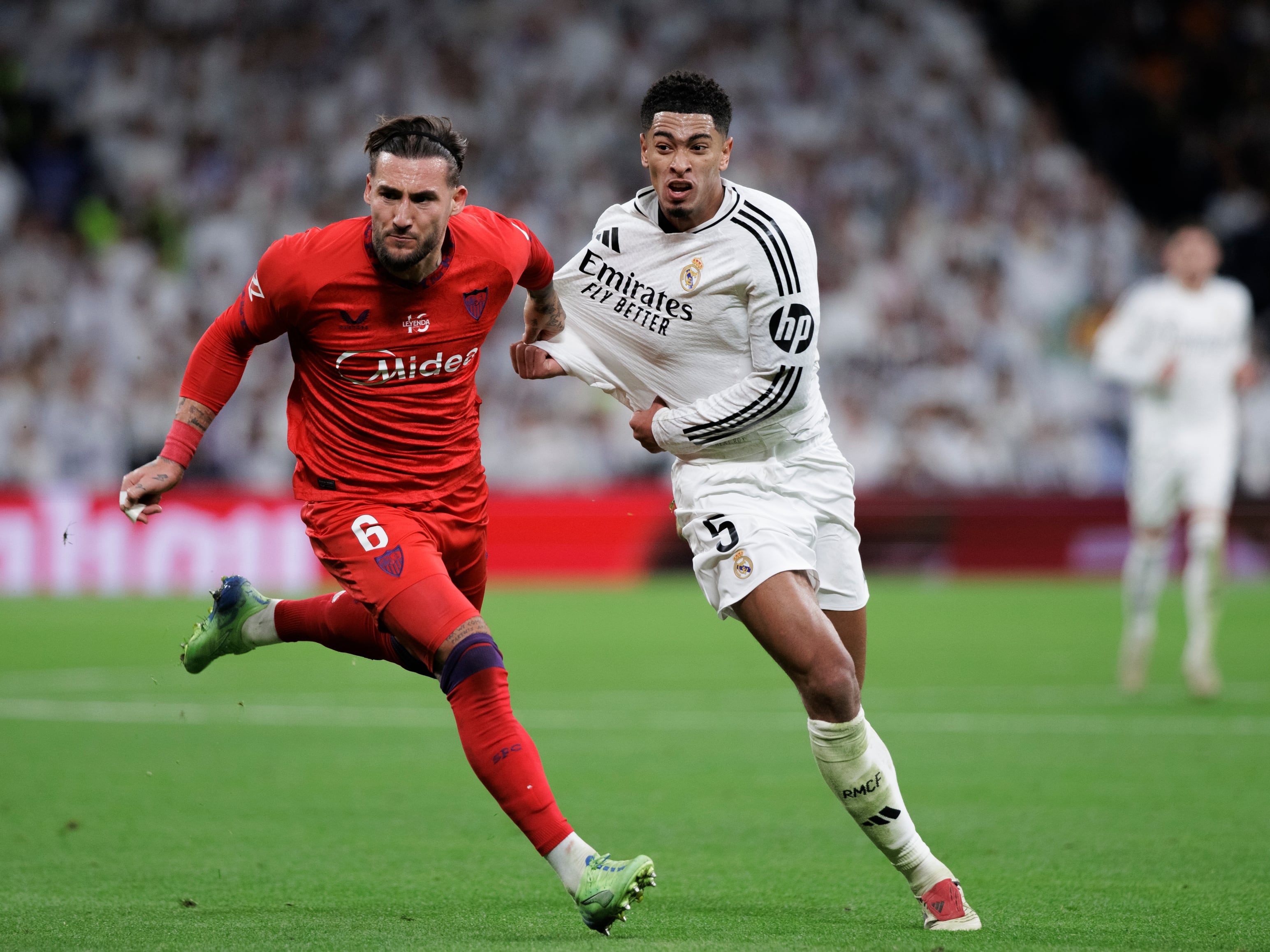 Bellingham y Gudelj pugnan por el balón en plena carrera, durante un partido de la pasada temporada