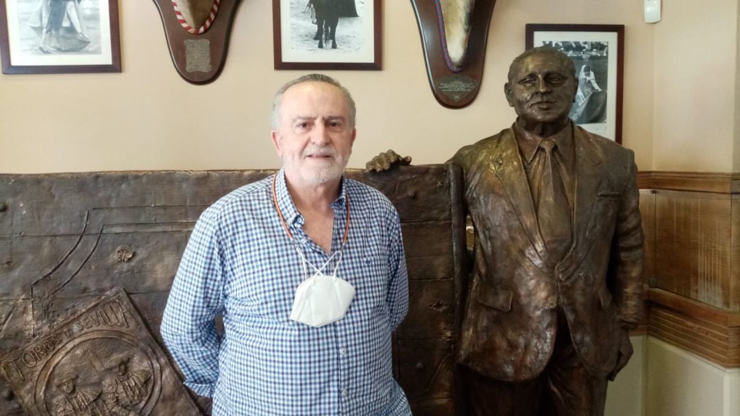 José Luis del Serranito posa junto al monumento al recordado Diodoro Canorea en su local de la calle Antonia Díaz