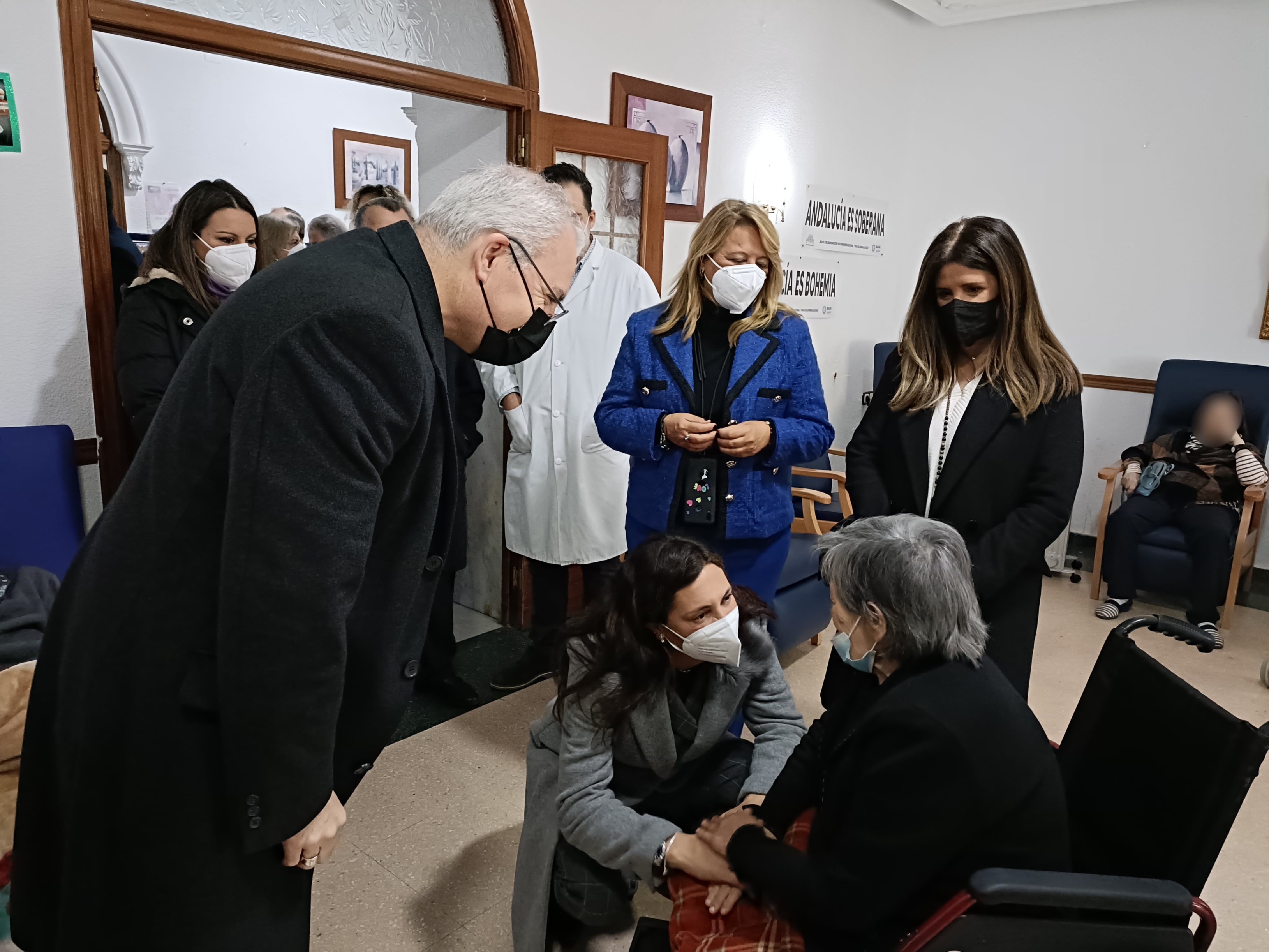 La consejera de la Junta de Andalucía, Loles López, y el obispo de Jaén, Sebastián Chicho, visitan la residencia de mayores Nuestra Señora de las Mercedes de Linares.