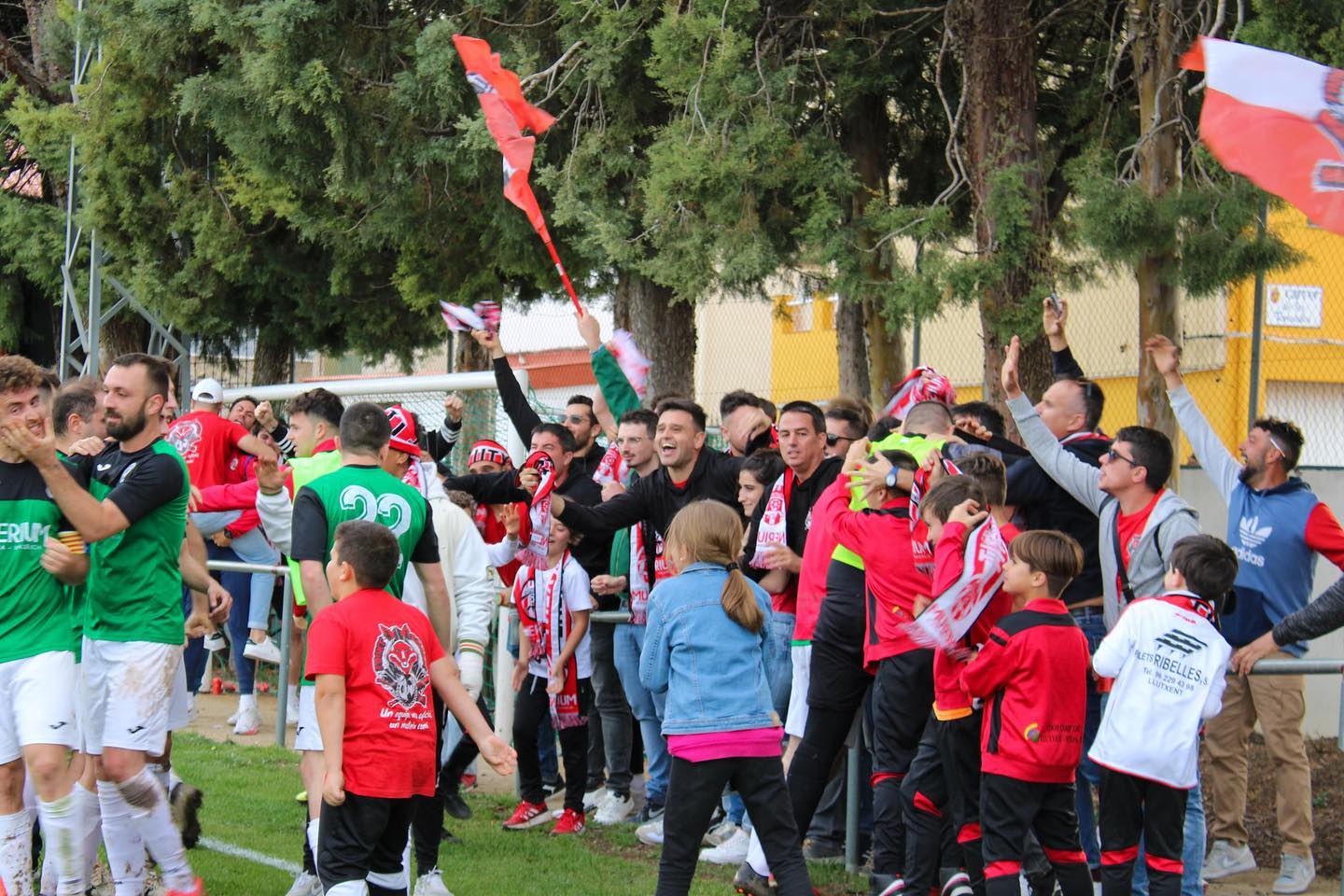 Aficionats i jugadors celebren el gol de César Català a Vilafranca // Foto: Llutxent CF