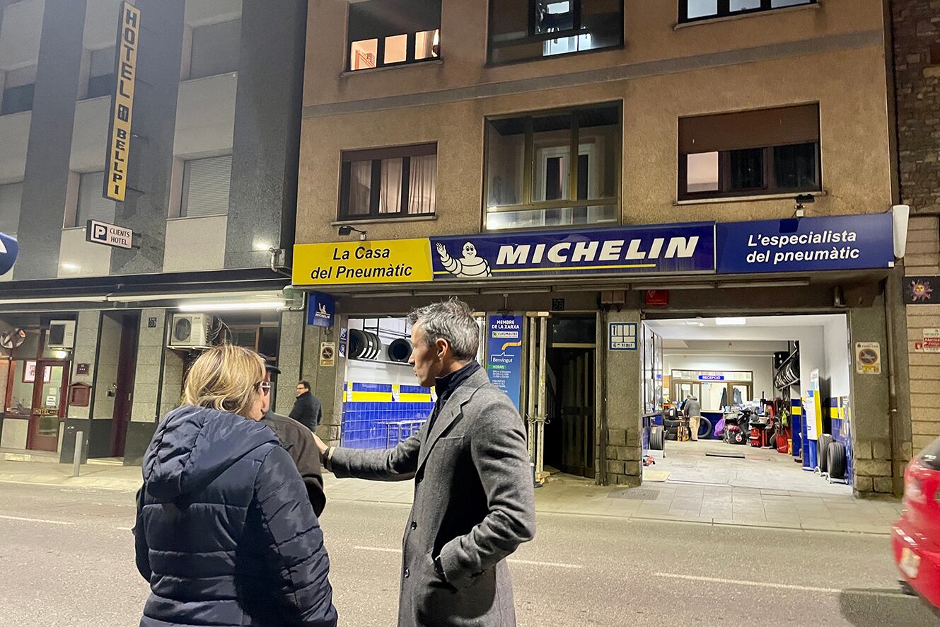 El cònsol menor de la capital, David Astrié, amb alguns dels llogaters afectats pel desallotjament davant l&#039;edifici afectat, el passat 17 de febrer.