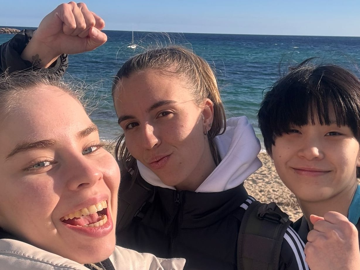 Abril, Mercedes y Kotori,celebran la importante victoria en Ibiza