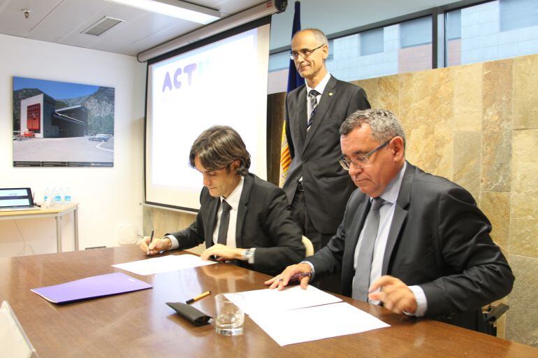 El secretari d'Estat de diversificació econòmica, Josep Maria Missé, i el president d'ACTINN, Albert Moles, signen l'acta de constitució de l'associació sota la mirada del cap de Govern.