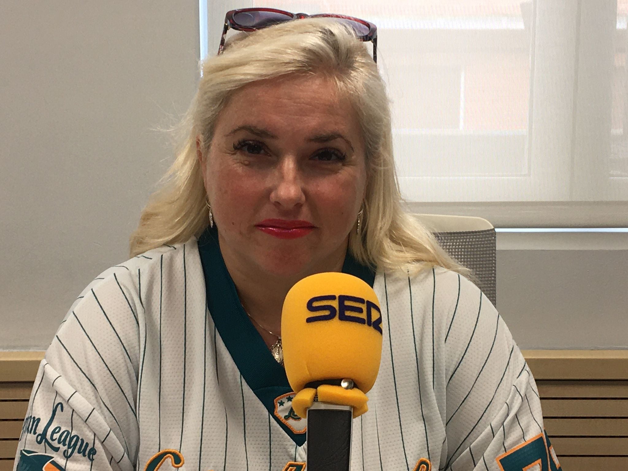 Nerea Barrios en los estudios de la Cadena SER Euskadi.