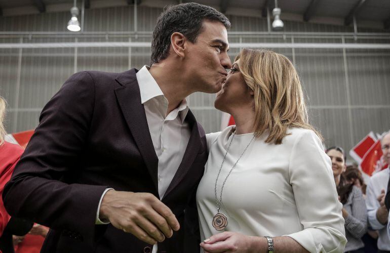 El secretario general del PSOE, Pedro Sánchez, saluda a la presidenta de Andalucía, Susana Díaz.