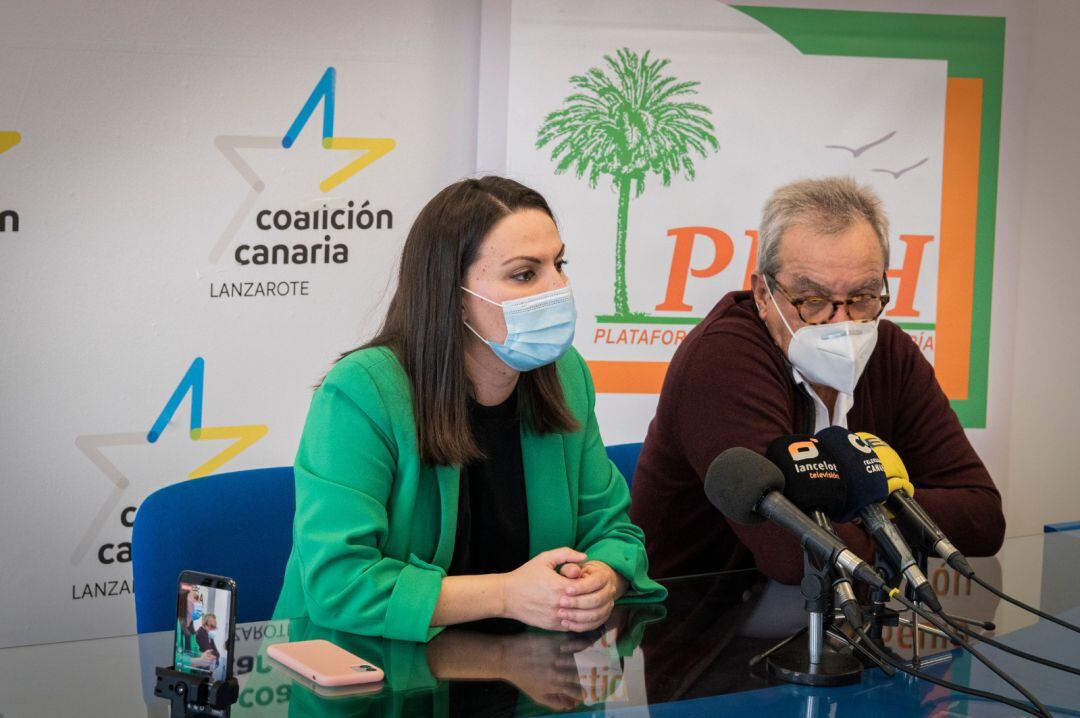 La secretaria general de CC en Lanzarote, Migdalia Machín, y el presidente de la Plataforma del Municipio de Haría (PMH), José Torres Stinga.