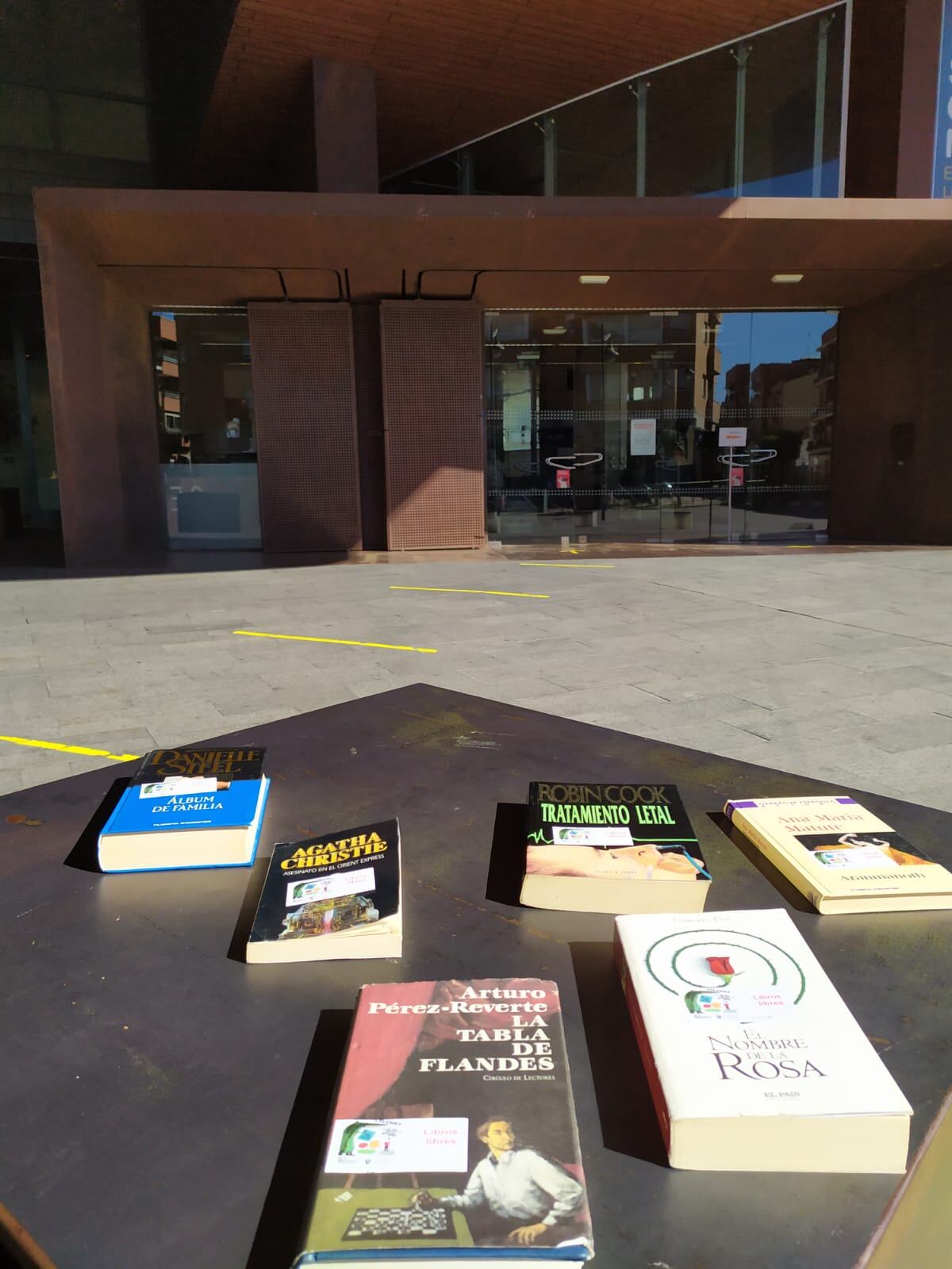 Ejemplares de la iniciativa &#039;Libros libres&#039; frente al Centro de Arte de Alcobendas