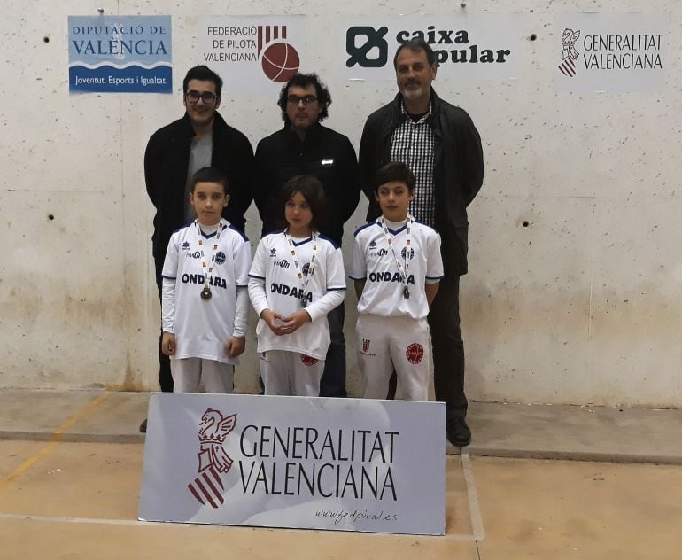 El equipo benjamín de la Escuela Municipal de Pilota de Ondara.