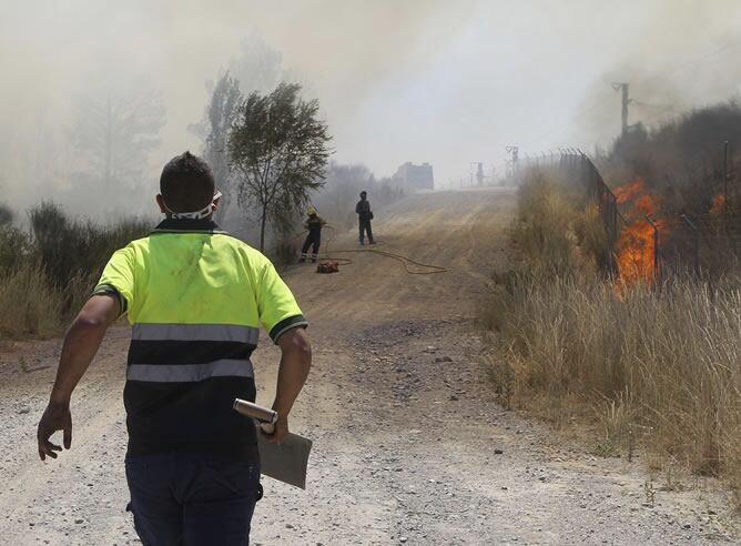 Efectivos de la Unidad de Emergencia trabajan para sofocar el fuego que acosa la región de Girona